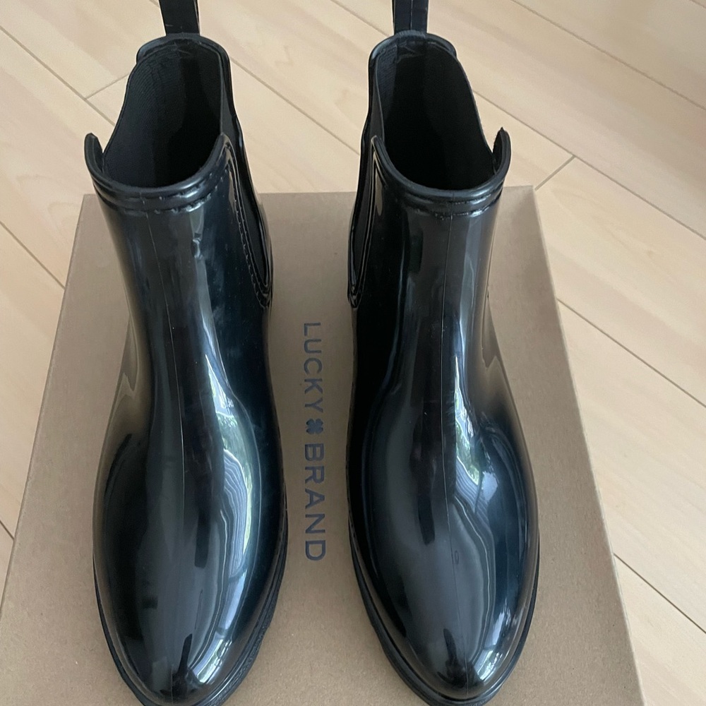Black shinny rain or every day boots. Brand new. Size 7.     LUCKY BRAND